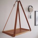 DIY : Fabriquer une étagère suspendue en cuir et bois pour une touche scandinave