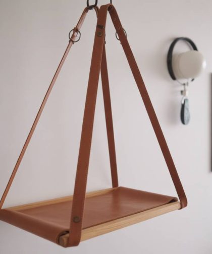 DIY : Fabriquer une étagère suspendue en cuir et bois pour une touche scandinave