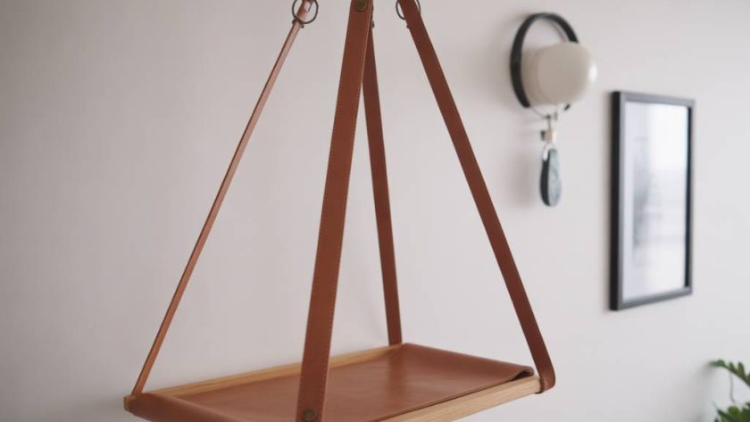 DIY : Fabriquer une étagère suspendue en cuir et bois pour une touche scandinave