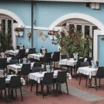 Aménager une terrasse de restaurant : quelles tables privilégier pour optimiser l’espace