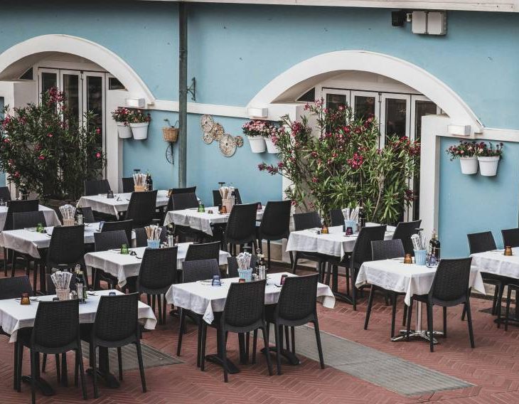 Aménager une terrasse de restaurant : quelles tables privilégier pour optimiser l’espace