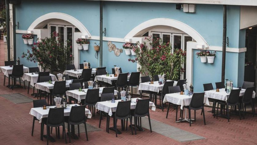 Aménager une terrasse de restaurant : quelles tables privilégier pour optimiser l’espace